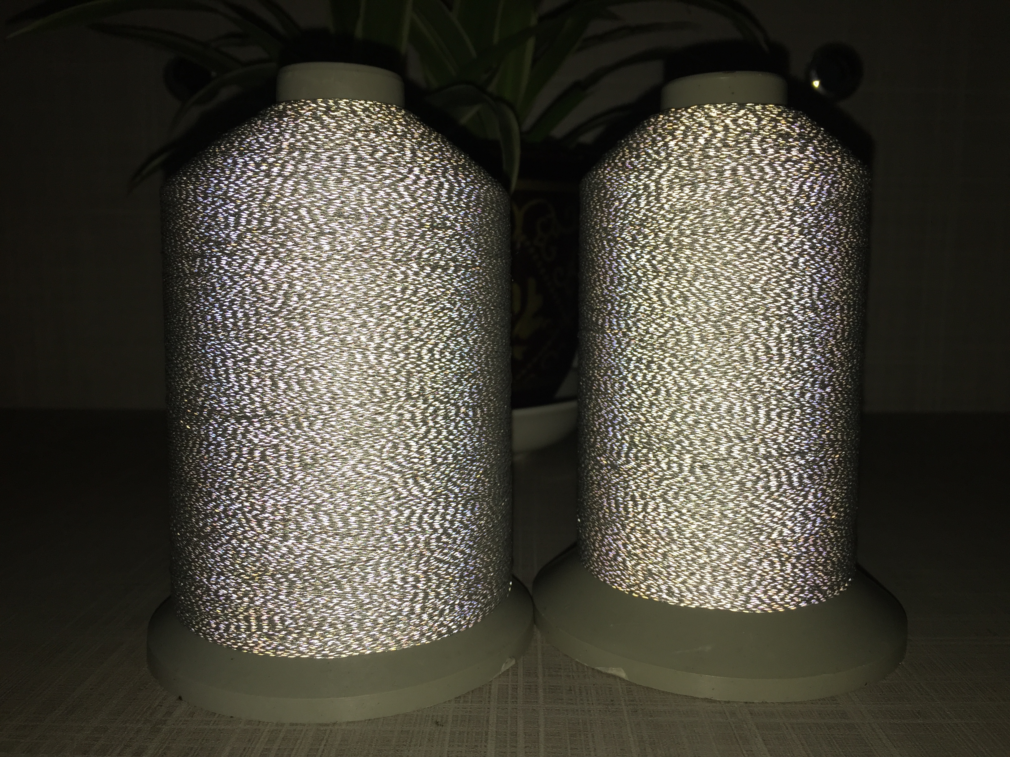 廠家直銷超柔反光線超細(xì)彩色織襪 雙面可編織 優(yōu)質(zhì)反光縫紉線 雙面編織反光縫紉線