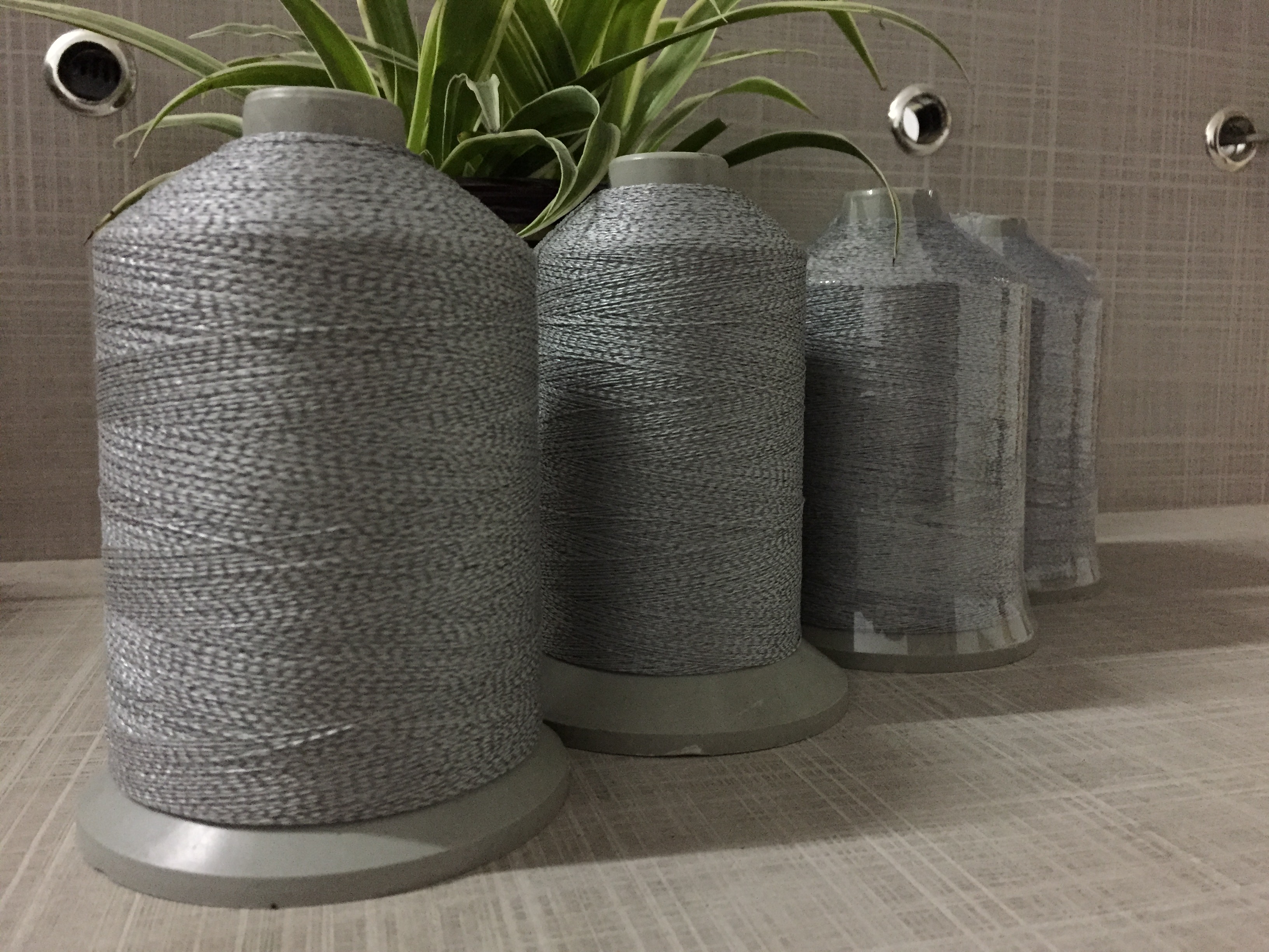 廠家直銷超柔反光線超細(xì)彩色織襪 雙面可編織 優(yōu)質(zhì)反光縫紉線 雙面編織反光縫紉線