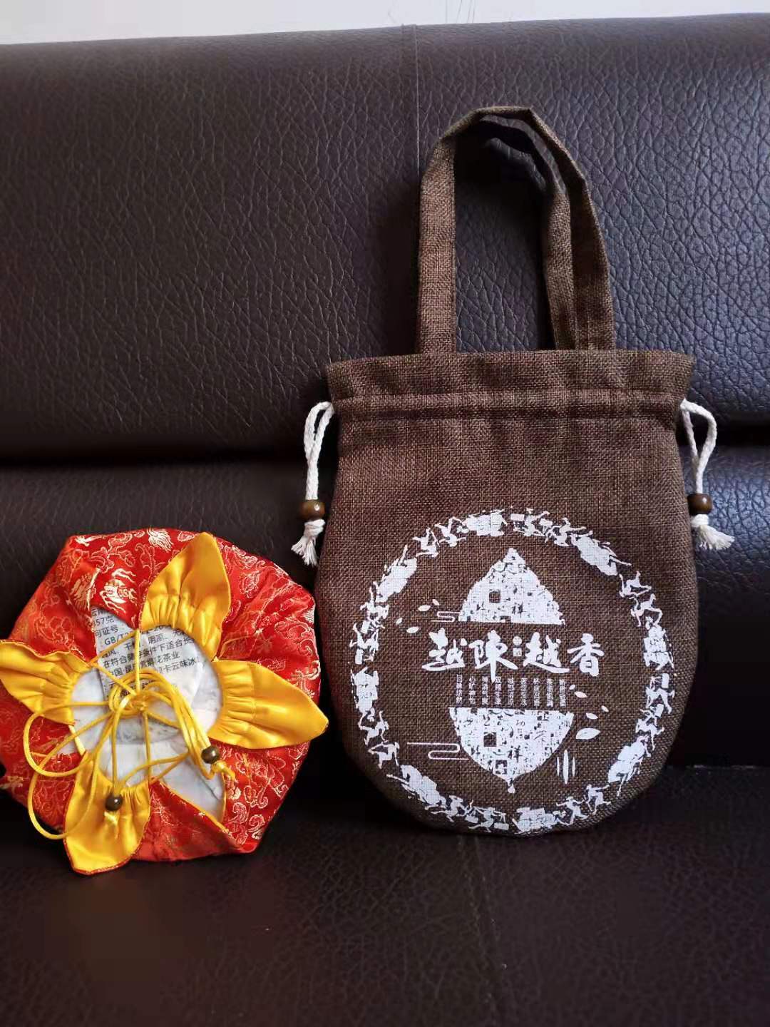 袋麻布袋廣告 帆布袋云南布袋業(yè)設(shè)計(jì)、印刷的生產(chǎn)廠家。主要產(chǎn)品包括：專版棉布袋、公版茶葉棉布袋、無紡布袋、帆布袋 袋麻