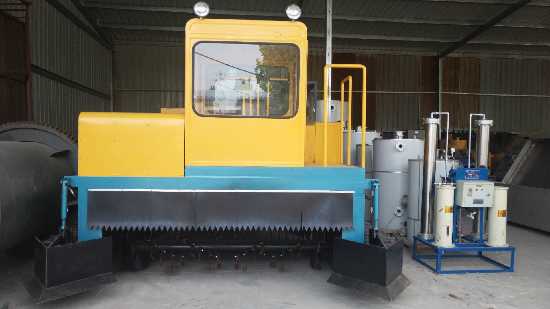 防滑的牛糞有機(jī)肥翻堆機(jī)