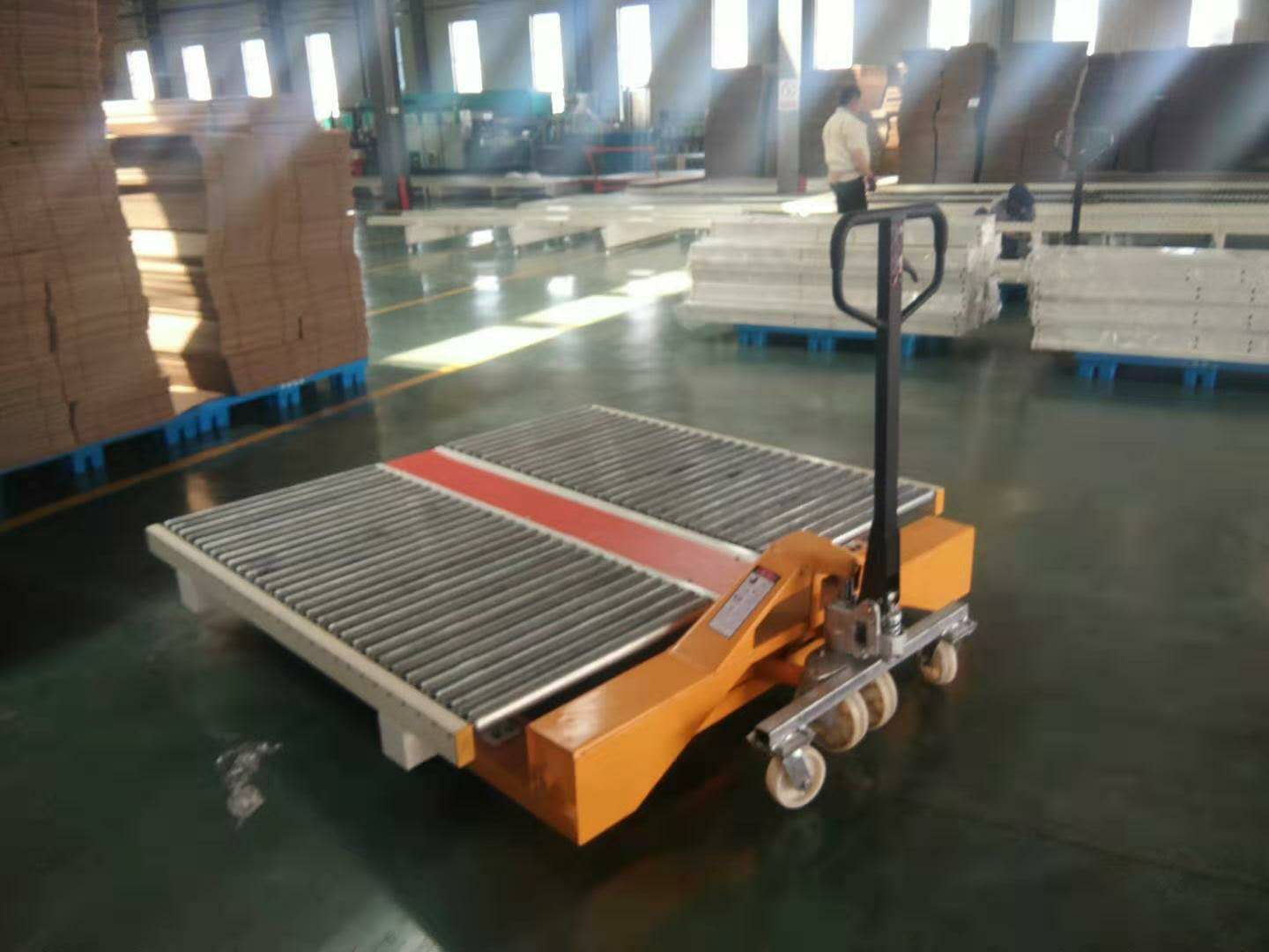 18561912003 無(wú)動(dòng)力輥液壓手推車(chē)廠家