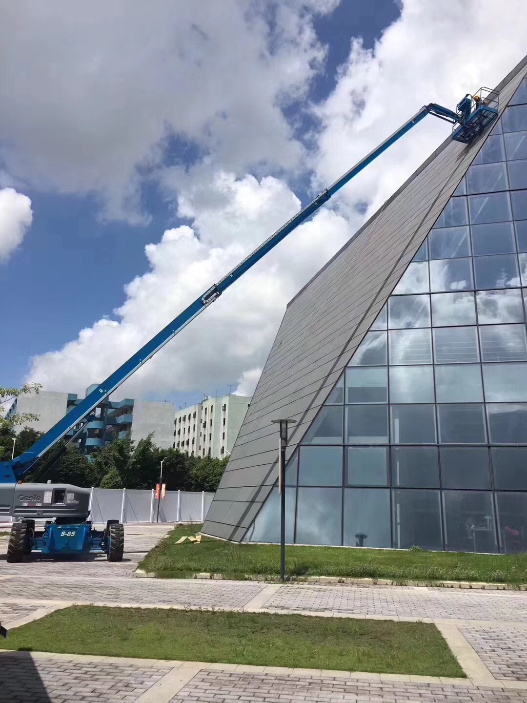 供應(yīng)廣州大灣區(qū)韶關(guān)高空曲臂車廠家價(jià)格 廣州粵港澳大灣區(qū)蛇口28米登高車出租價(jià)格