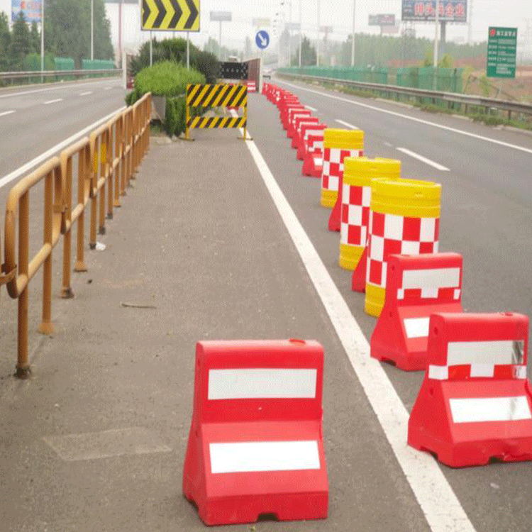 河南申濟(jì)水馬護(hù)欄道路注水圍欄交通交通設(shè)施工地