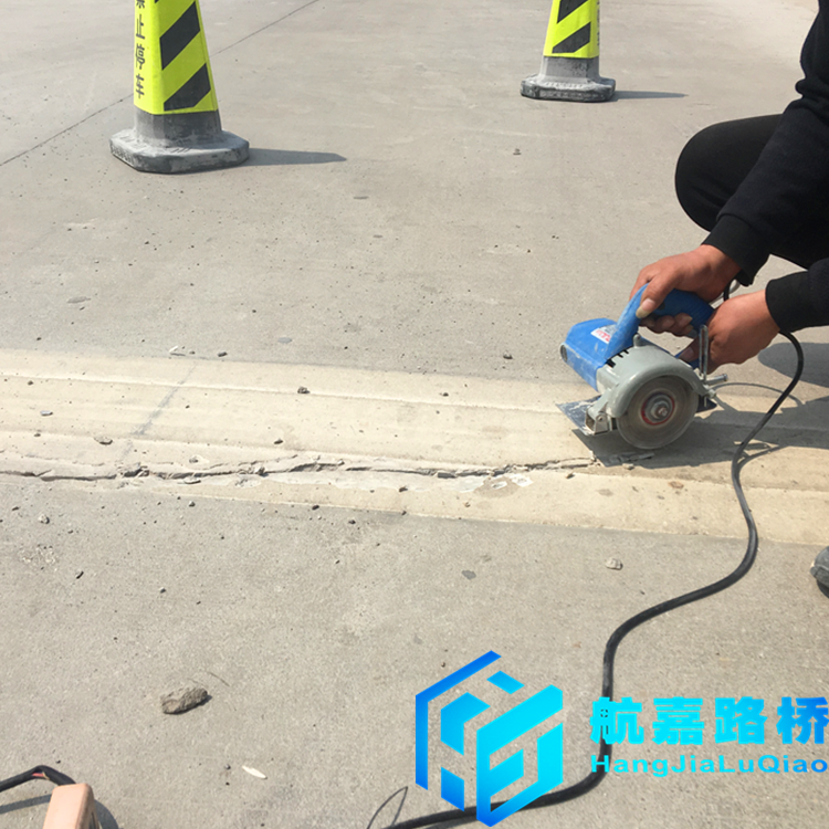 混凝土路面起砂怎么辦 水泥路面起砂用什么修復(fù)最 好 河南混凝土路面修補(bǔ)料生產(chǎn)廠家 混凝土路面修補(bǔ)料
