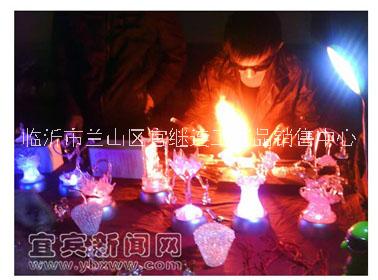 小夫妻千里學水晶禮品飾品生肖手藝只因看到別人現(xiàn)場制作的生意很紅火！