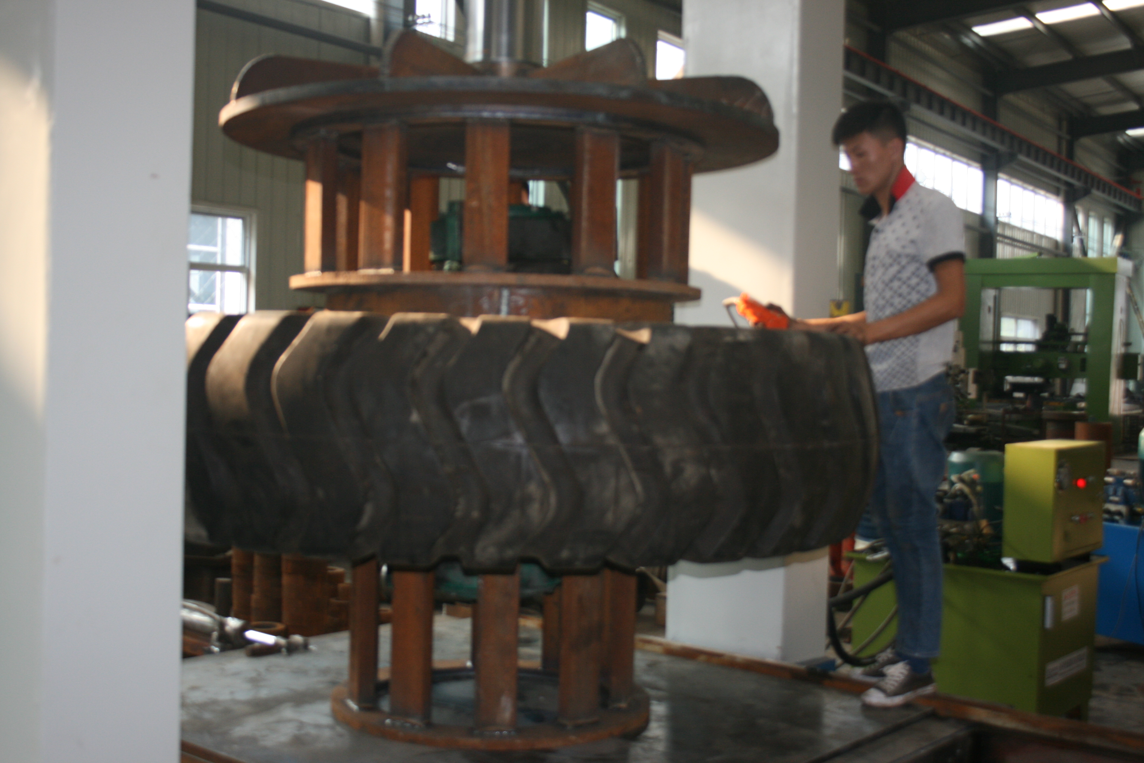 100噸叉車輪胎機 實心輪胎壓胎機 龍門式輪胎整形壓胎機 叉車壓胎機