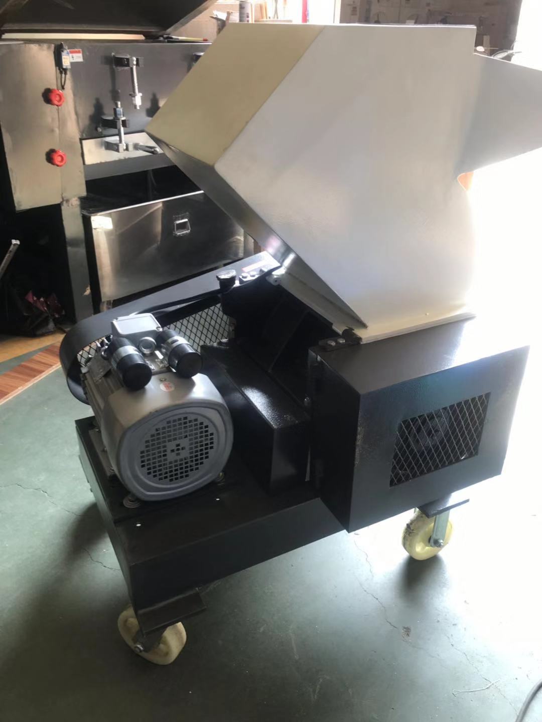 廠家直銷400型粉碎機(jī)邊角料碎料機(jī)價(jià)格