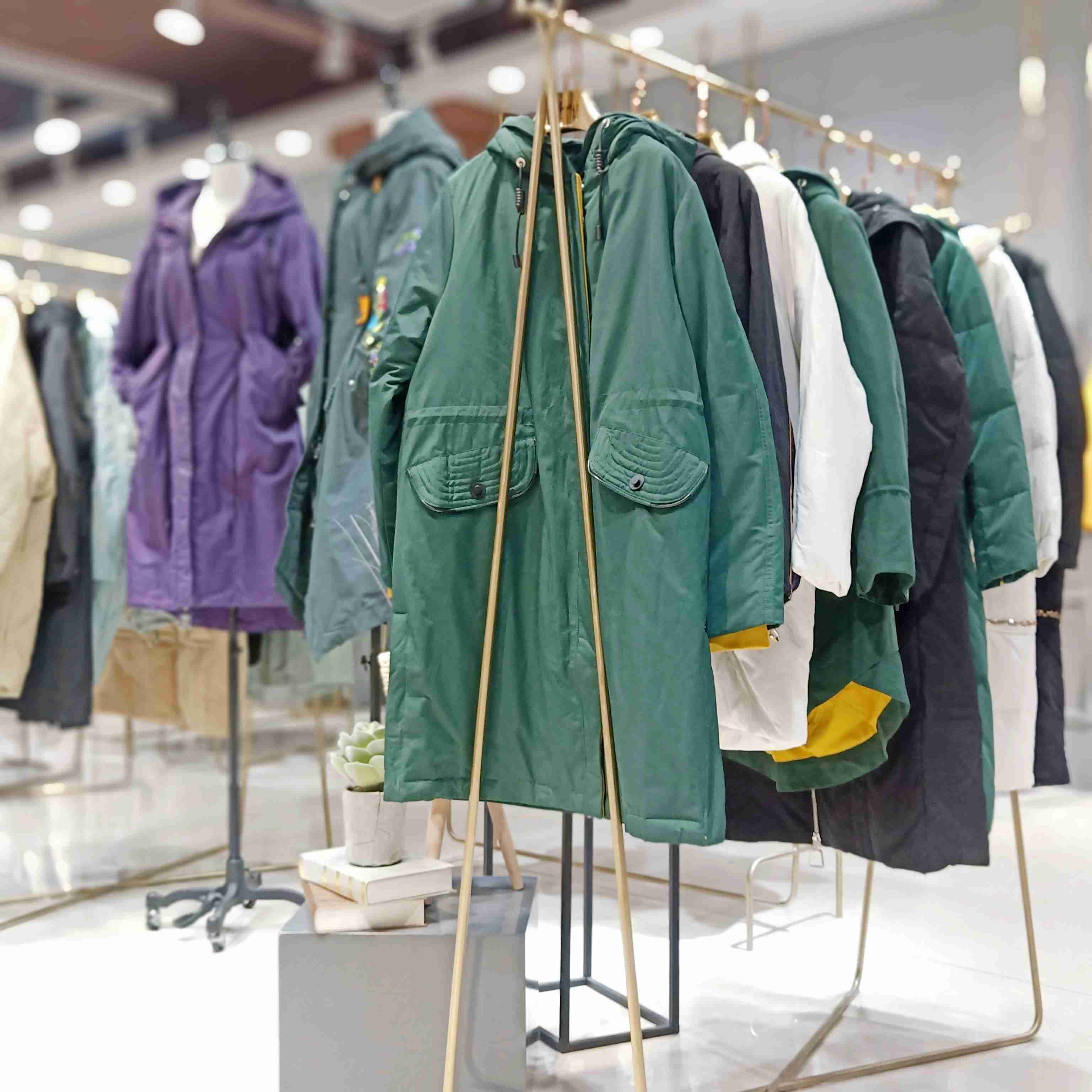 國內(nèi)*潮牌羽絨服品牌折扣女裝貨源庫存尾貨批發(fā)就找廣州明浩