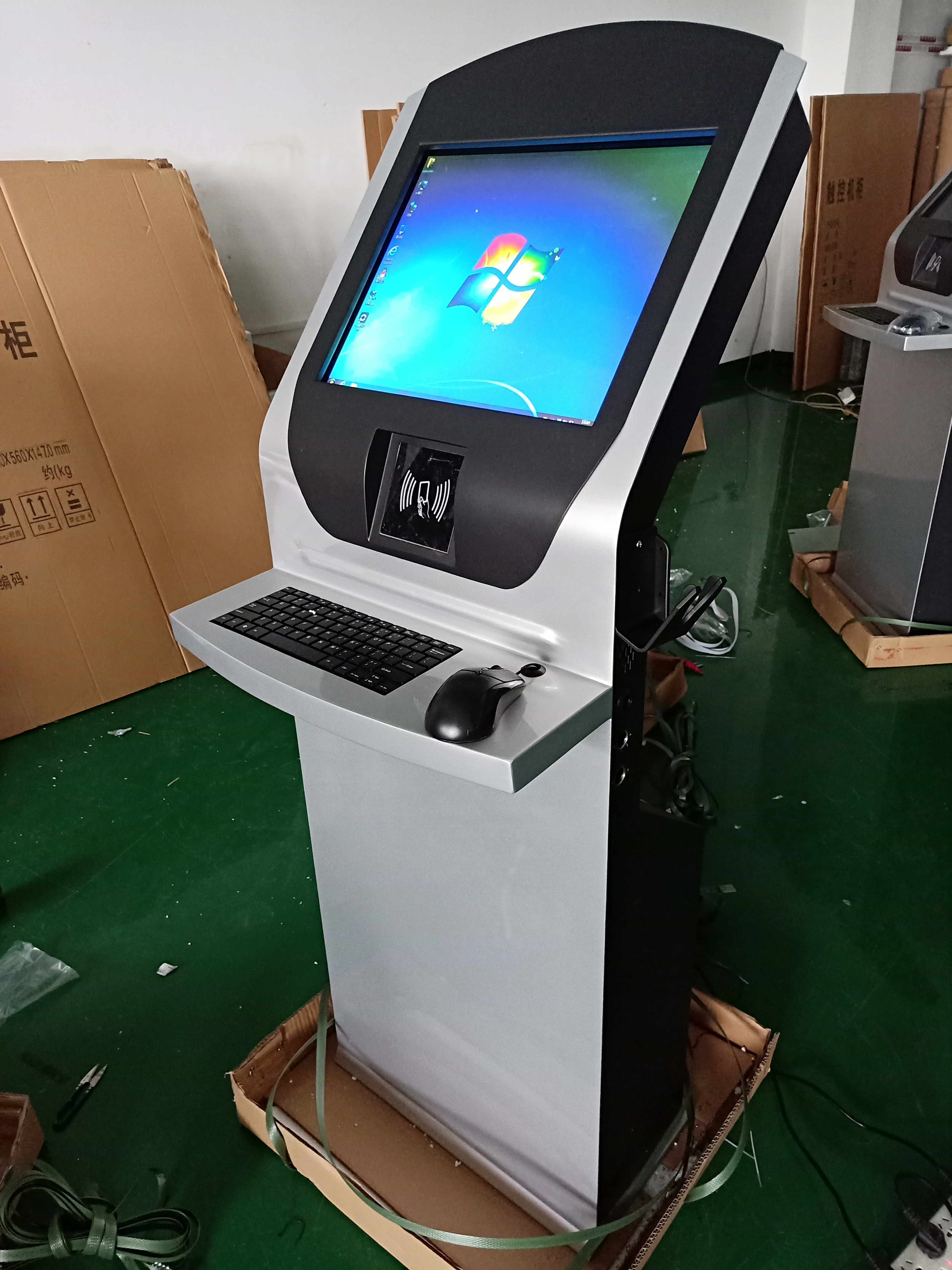 電容屏一體機(jī)/紅外觸摸屏一體機(jī)落地/抽屜托盤觸摸屏查詢機(jī)