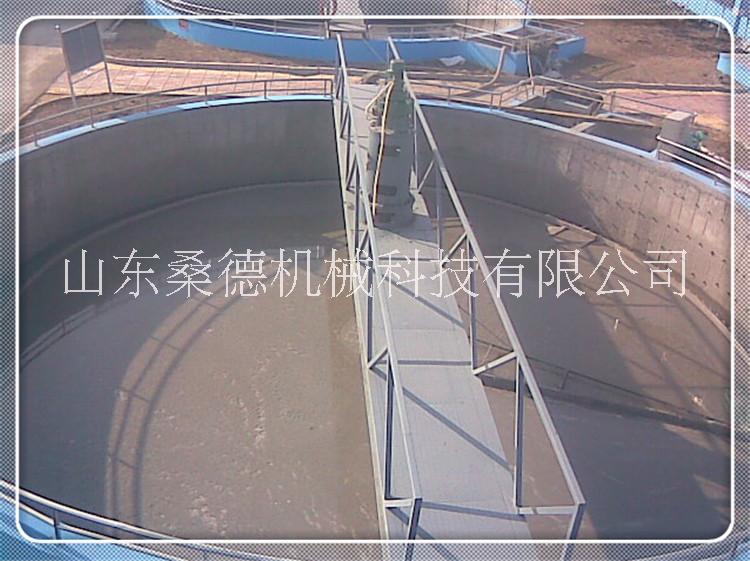 專業(yè)制造中心傳動(dòng)刮吸泥機(jī) 廠家* 污水處理設(shè)備 刮吸泥機(jī)報(bào)價(jià)