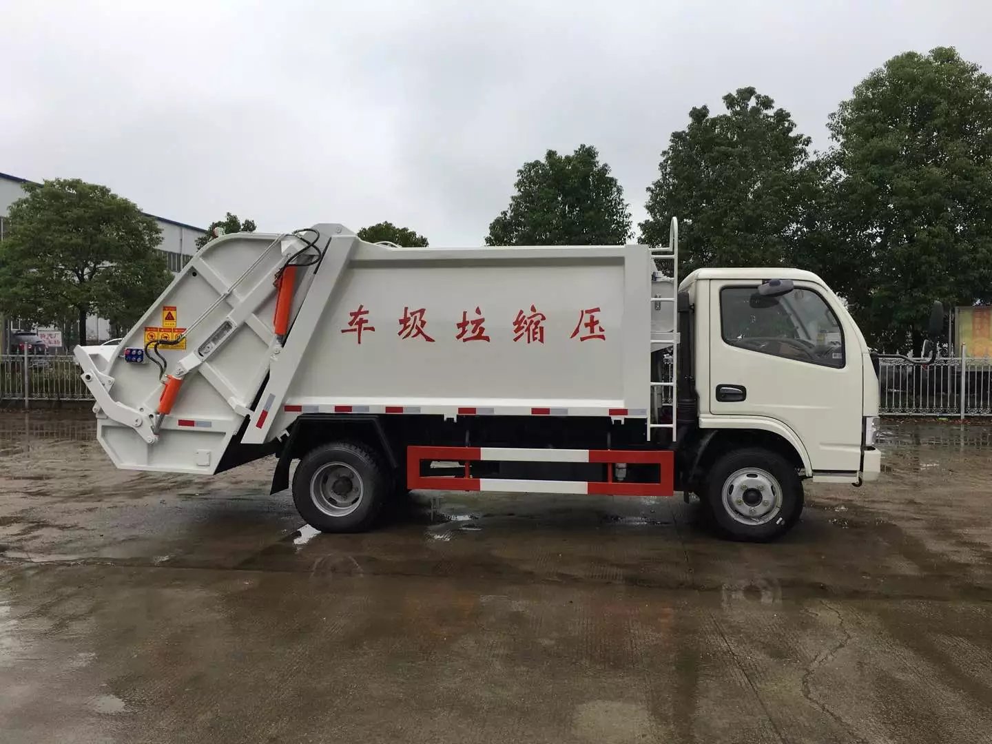 廠家生產(chǎn) 出售5方壓縮式垃圾車 5方東風(fēng)多利卡壓縮式垃圾車