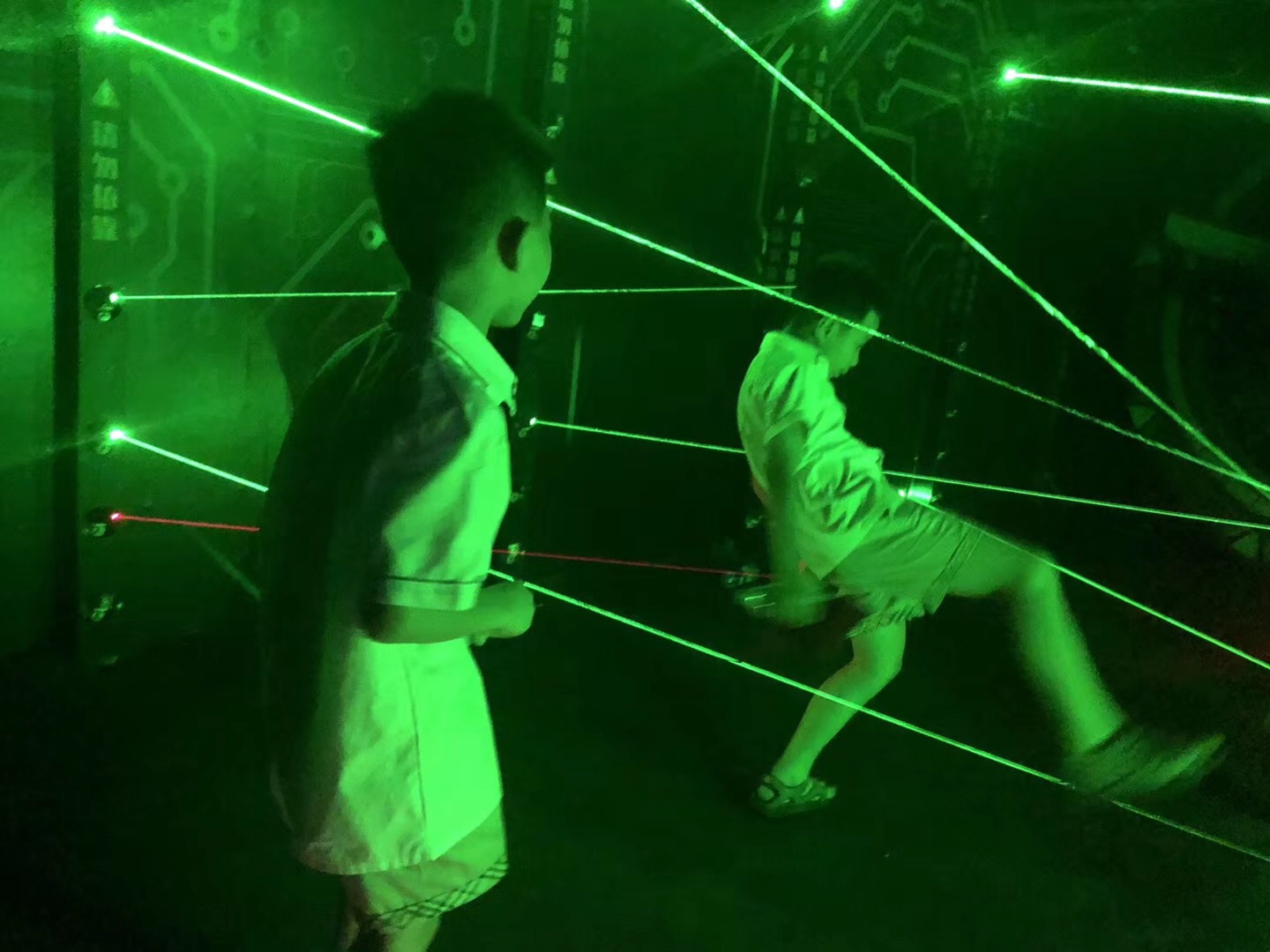 文娛優(yōu)勢項目《挑贊》激光闖關(guān)互動