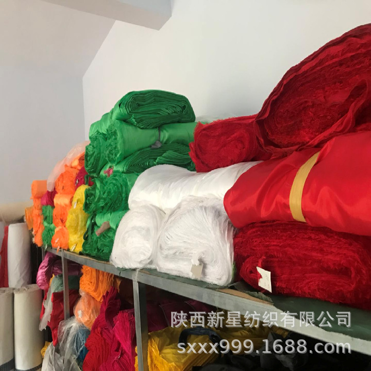 特價(jià)批發(fā)彩旗綢紅布150cm大紅綢彩旗布料剪彩大紅花綢黃 綠藍(lán)  廠家直銷大紅綢彩旗布料