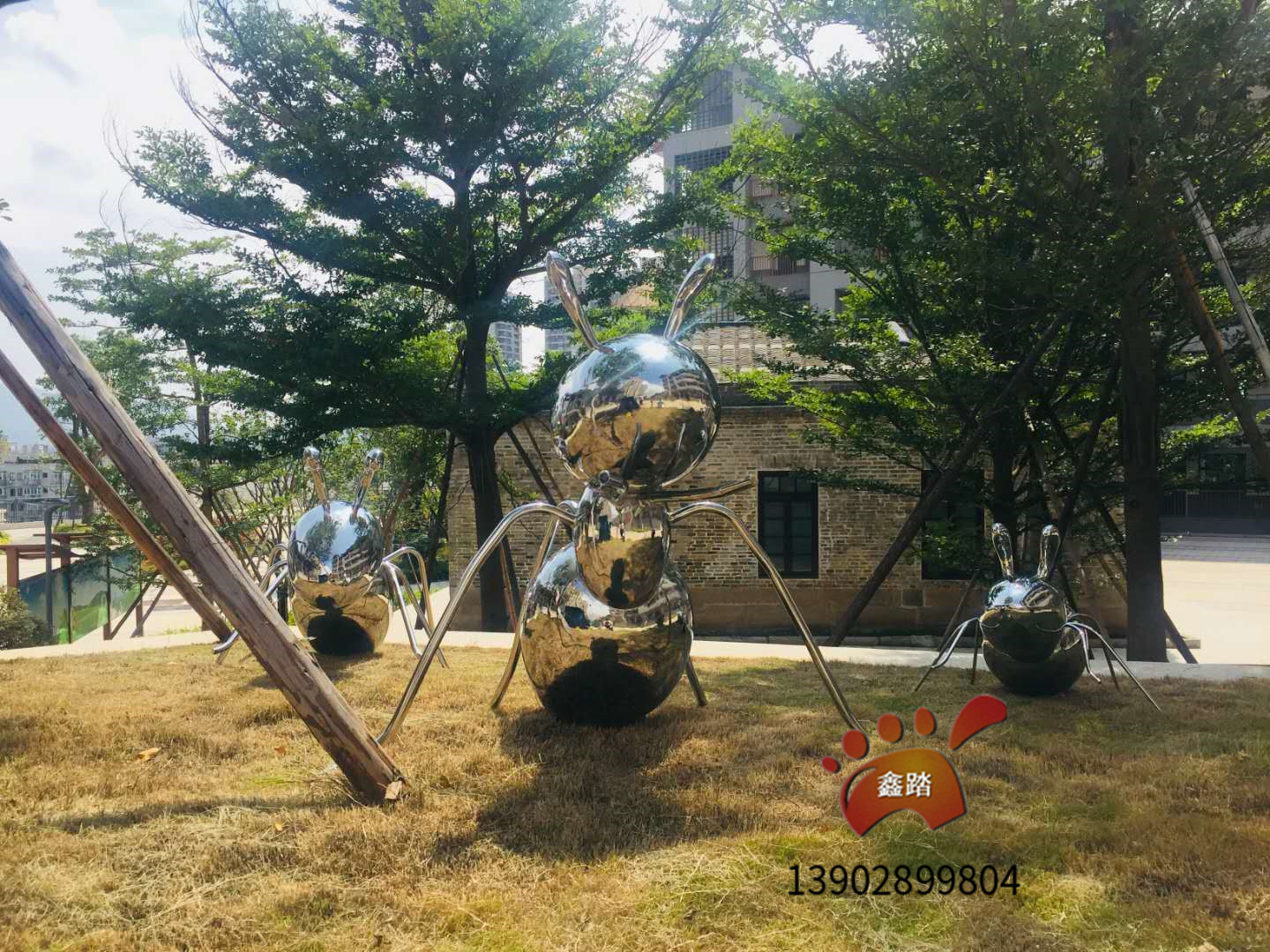 公園綠地不銹鋼鏡面螞蟻雕塑  不銹鋼動物雕塑  鏡面不銹鋼304鍛打螞蟻搬家雕塑組合
