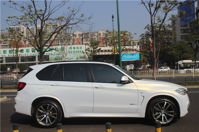 長(zhǎng)沙改色膜實(shí)體施工店 寶馬X5貝殼白魅金 湖南汽車(chē)改色貼膜 進(jìn)口改色膜 車(chē)身保護(hù)貼膜