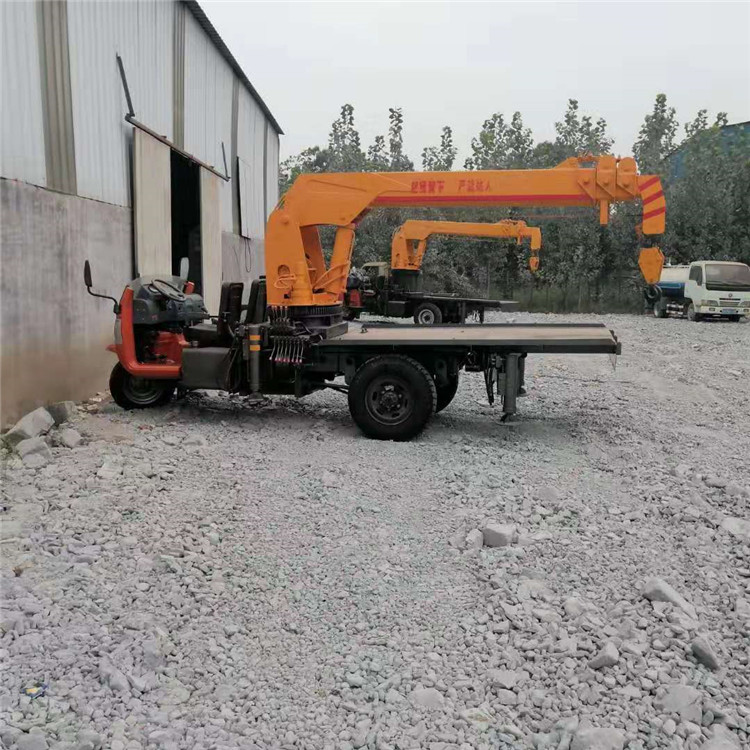 三輪車5噸吊車 三輪車改裝隨車吊 小型農(nóng)用三輪車隨車吊河南