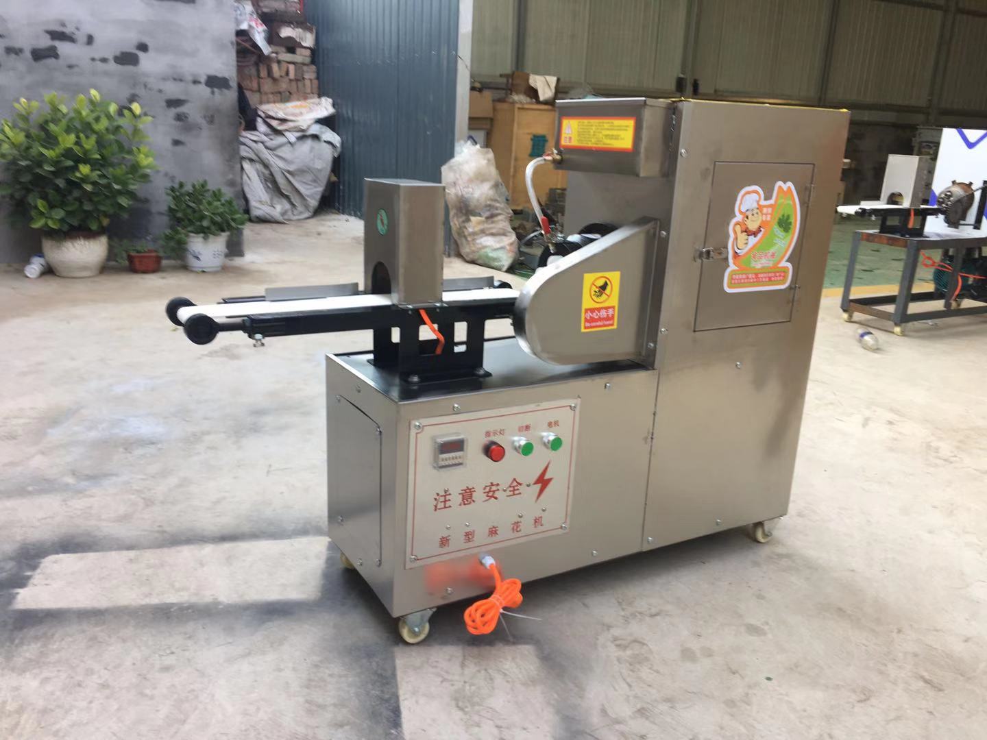 新型全自動(dòng)仿手工麻花機(jī)自動(dòng)淋油麻花免費(fèi)送配方