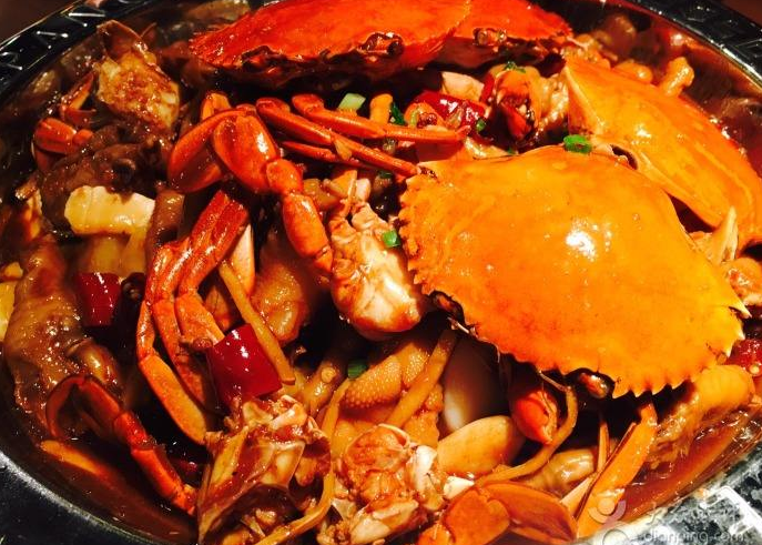 肉蟹煲長(zhǎng)沙特色菜大閘蟹香辣肉蟹煲做法