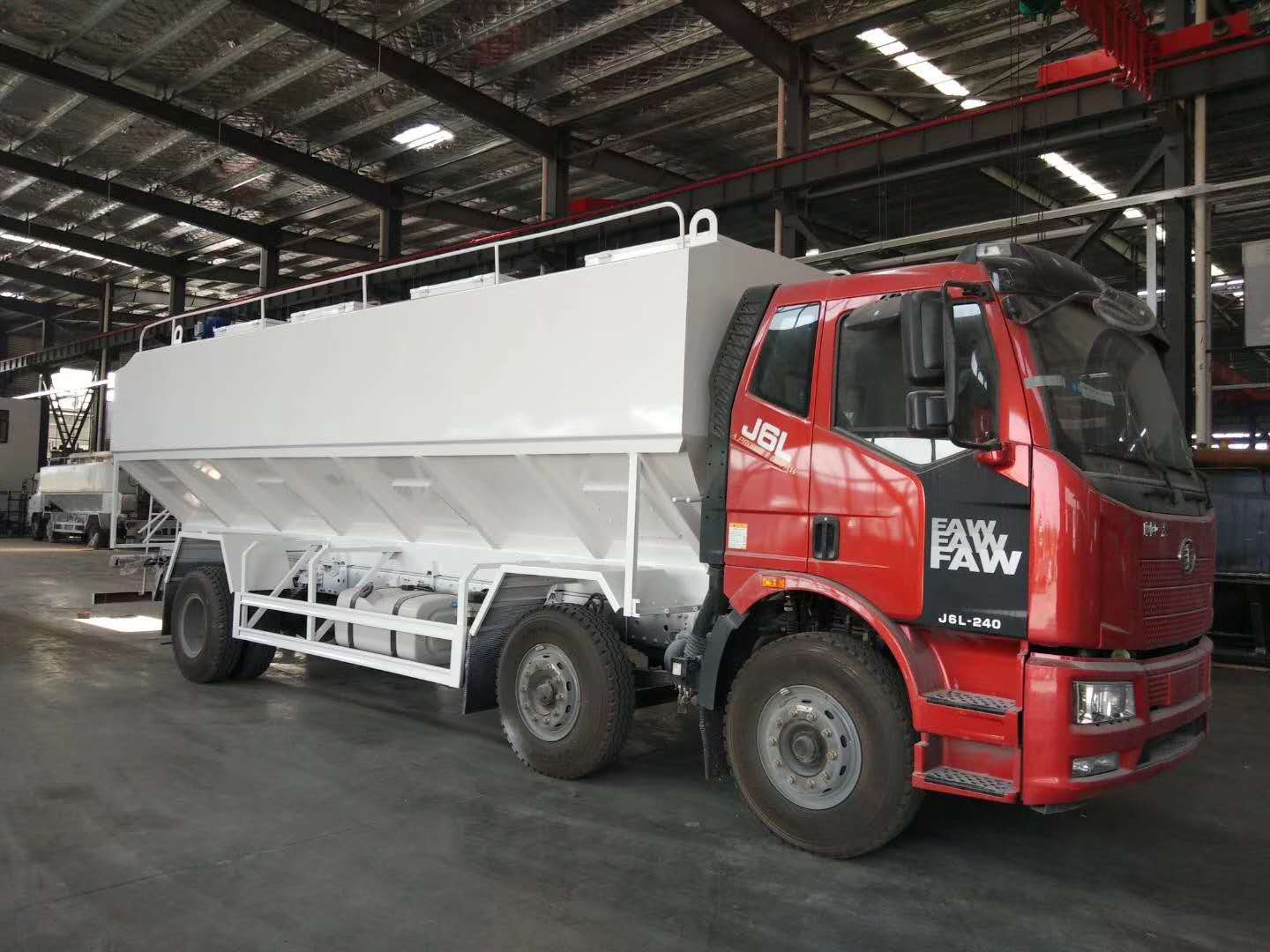 解放J6小三軸電動(dòng)散裝飼料運(yùn)輸車價(jià)格-廠家