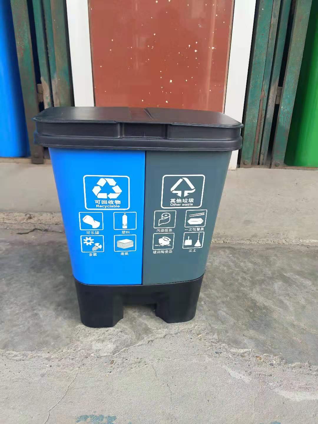 南寧新料垃圾桶  掛車?yán)? 腳踏塑料垃圾桶供應(yīng)廠家