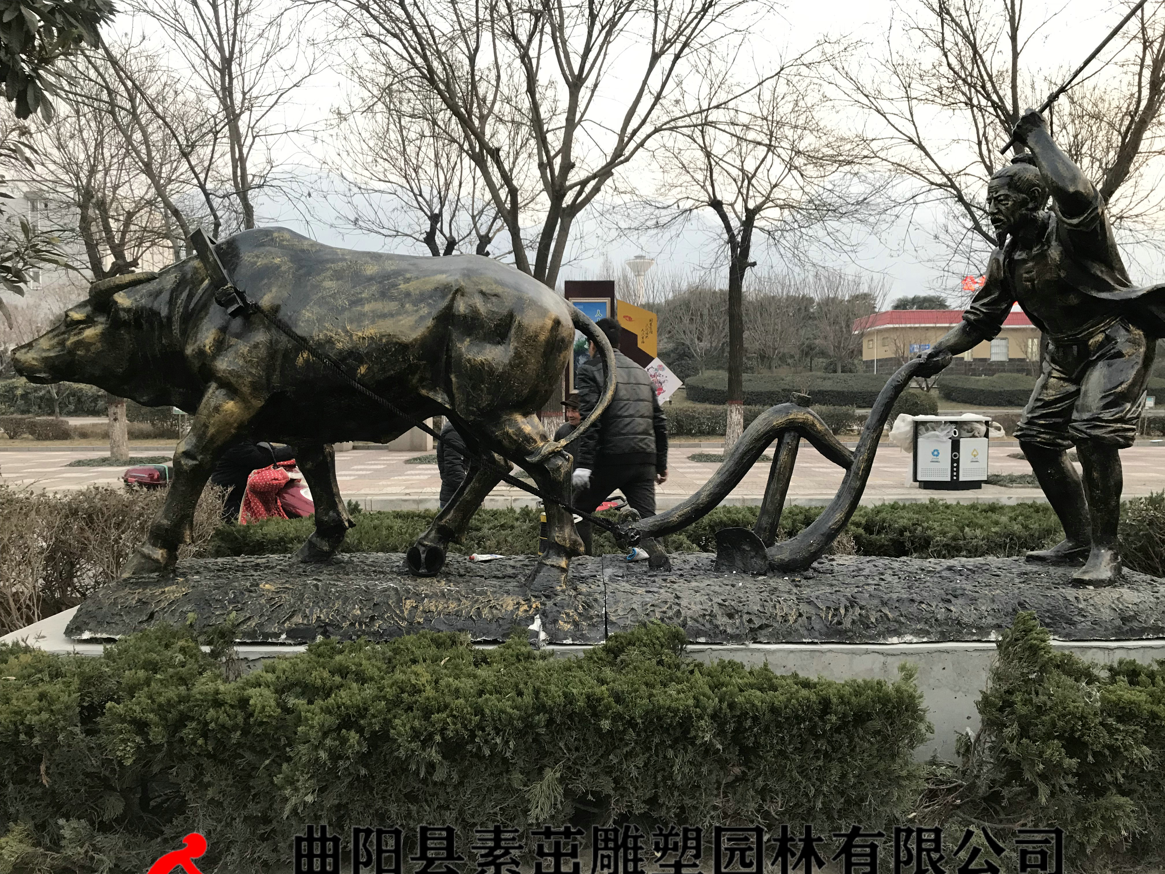 農(nóng)耕主題雕塑牛耕地雕塑玻璃鋼仿銅鑄銅民俗人物廣場園林景觀公園創(chuàng)意擺件