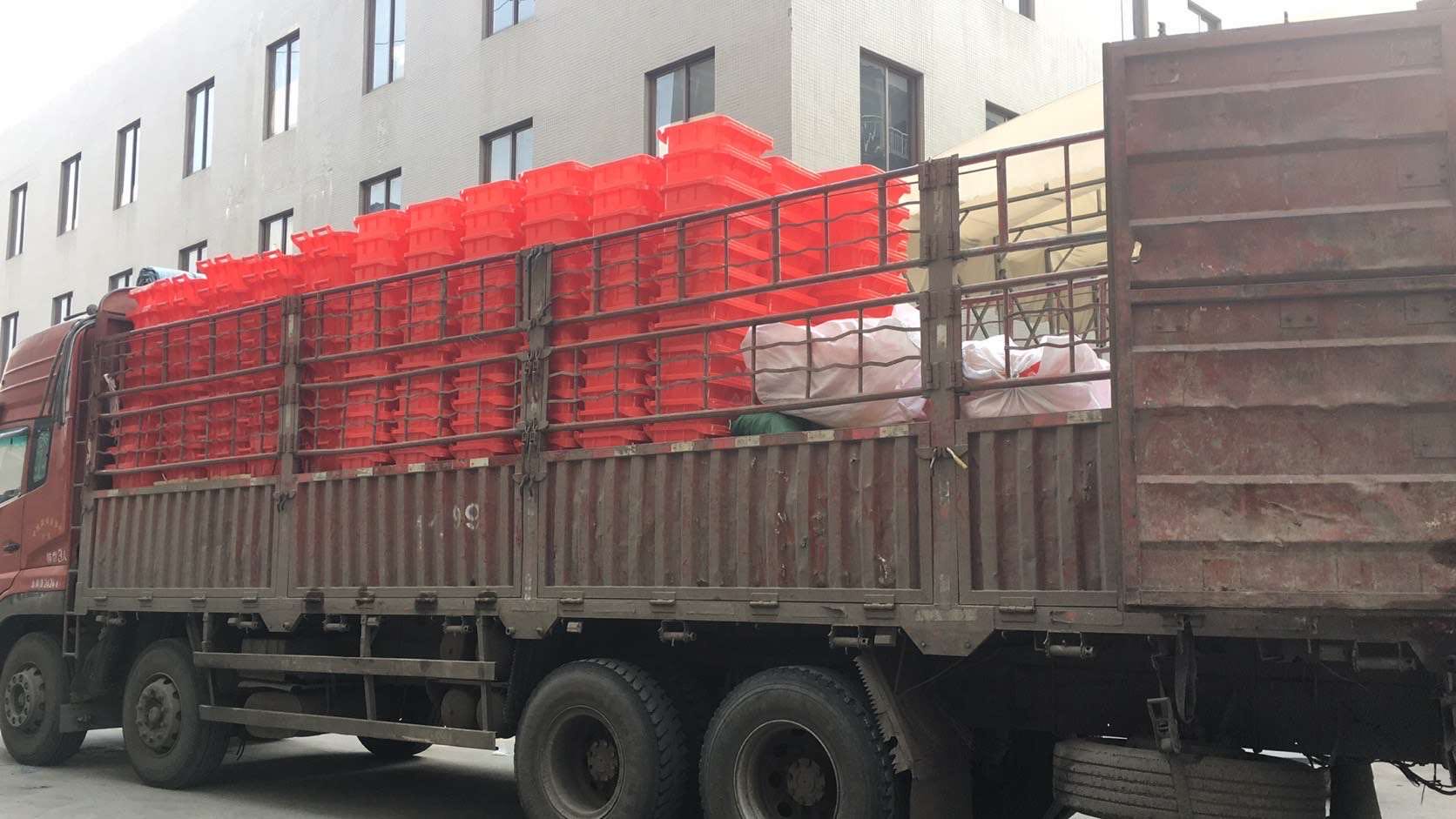 成都彈蓋垃圾桶價(jià)格生產(chǎn)廠家批發(fā)商【成都順隆號貿(mào)易有限公司】