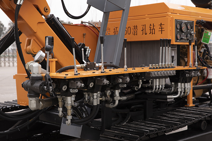 安徽履帶式潛孔鉆機(jī)一體式潛孔鉆機(jī)生產(chǎn)廠家 路基錨固鉆機(jī)液壓履帶式鉆機(jī)