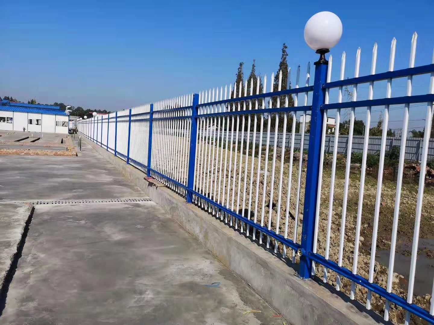 供應 鋅鋼護欄 草坪護欄 廠區(qū)圍欄 圍墻柵欄