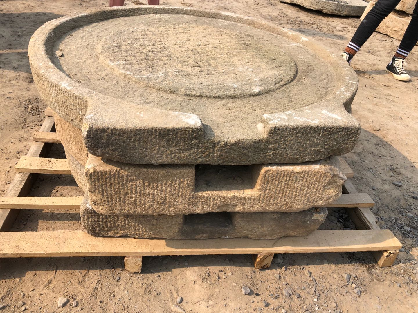 廠家直銷老磨盤 常年批發(fā)老石器 景觀石材擺件供應(yīng)