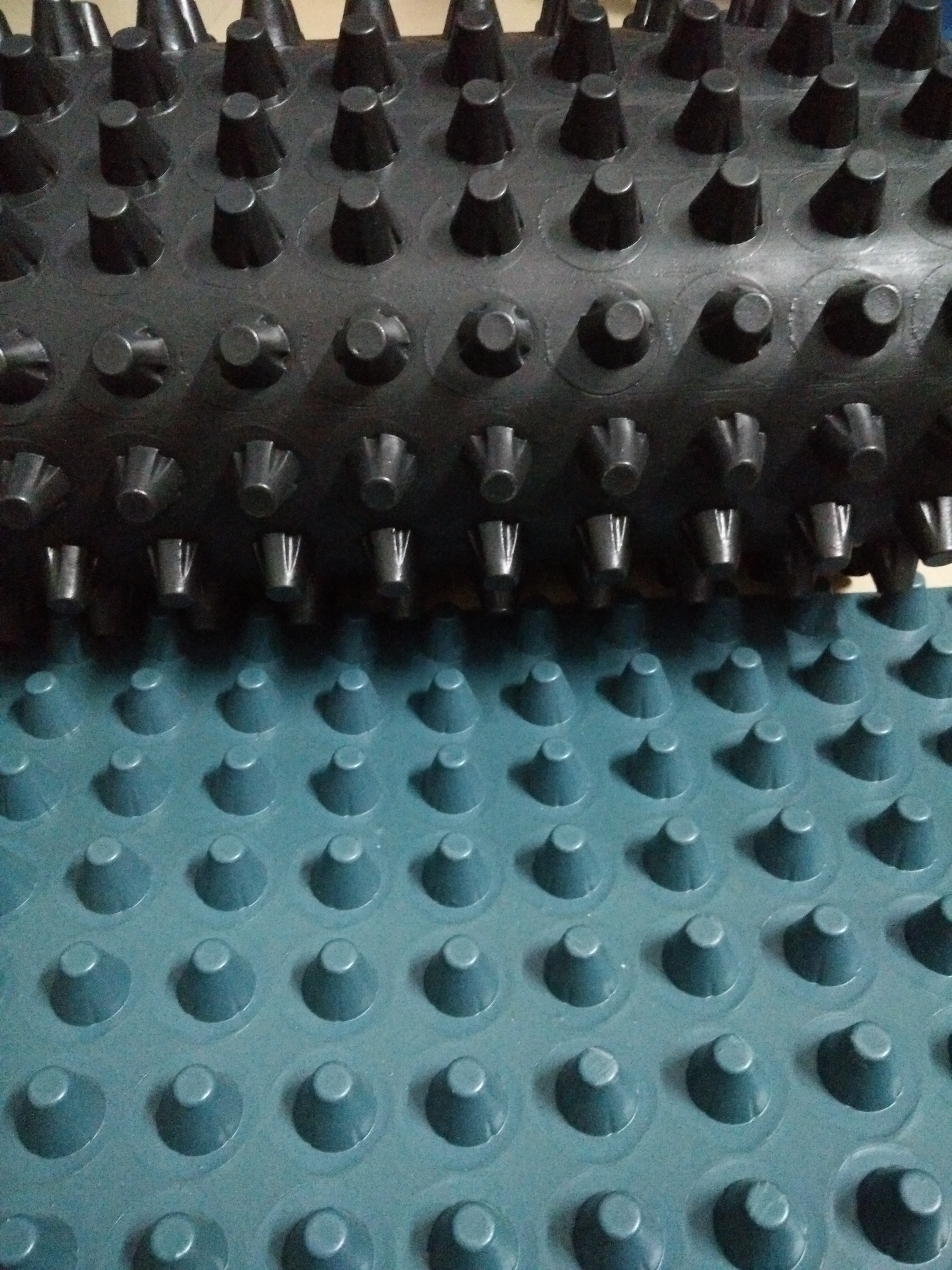 惠州排水板生產(chǎn)廠家塑膠車庫頂板塑膠疏水板 土工布廠家 哪里有凹凸排水板 虹吸式排水板