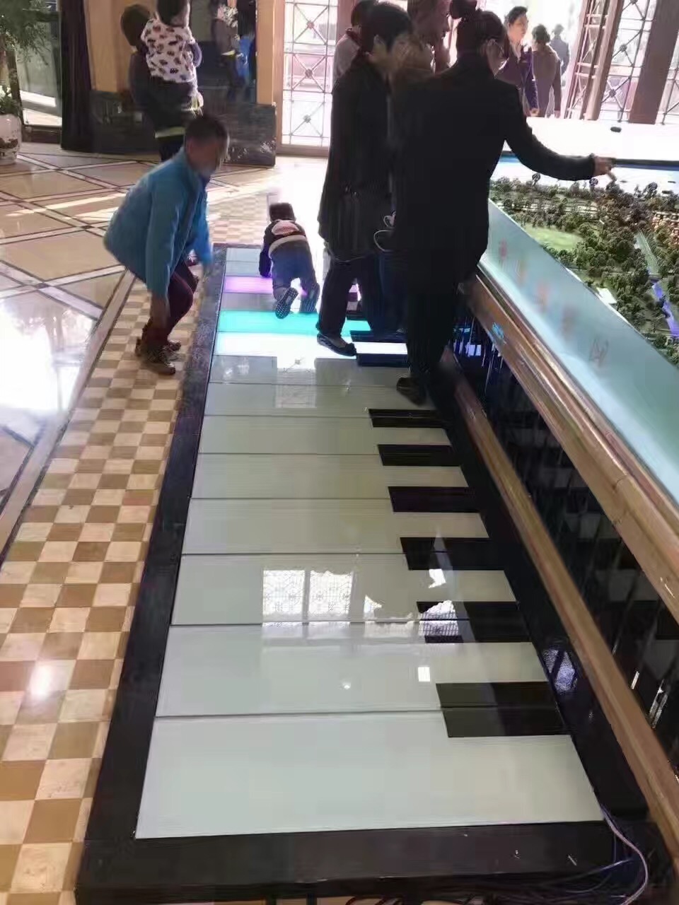 地板鋼琴出租出售道具供應商