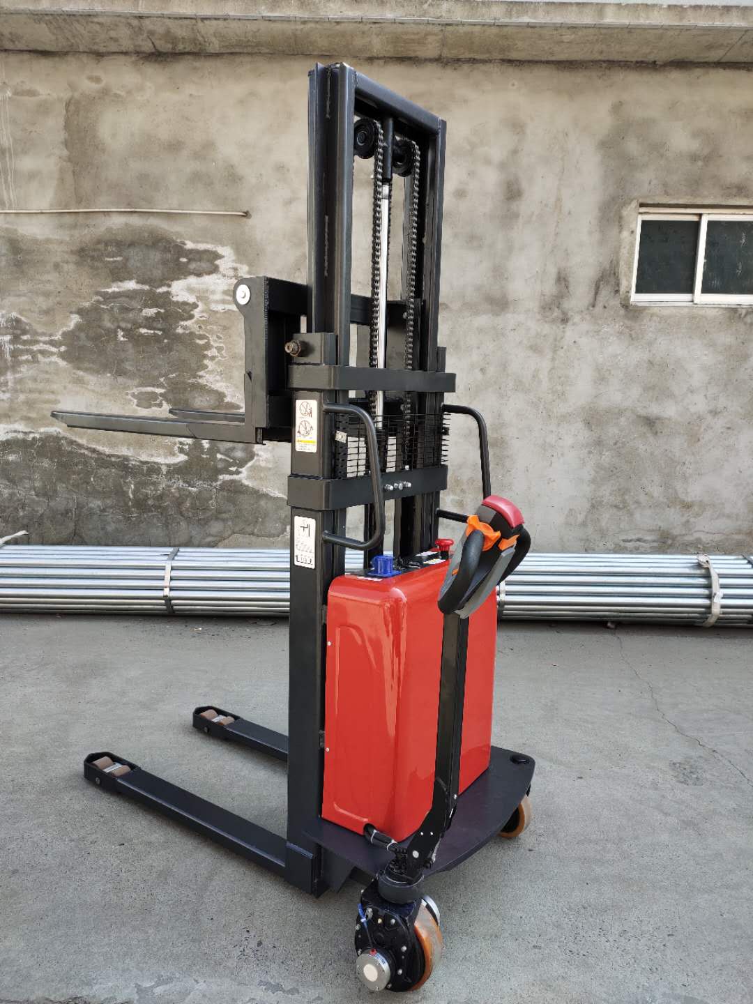 江蘇蘇州全電動堆高車廠家、批發(fā)價格、直銷、優(yōu)質供應商【泰州市群利起重設備有限公司】   蘇州電動堆高車