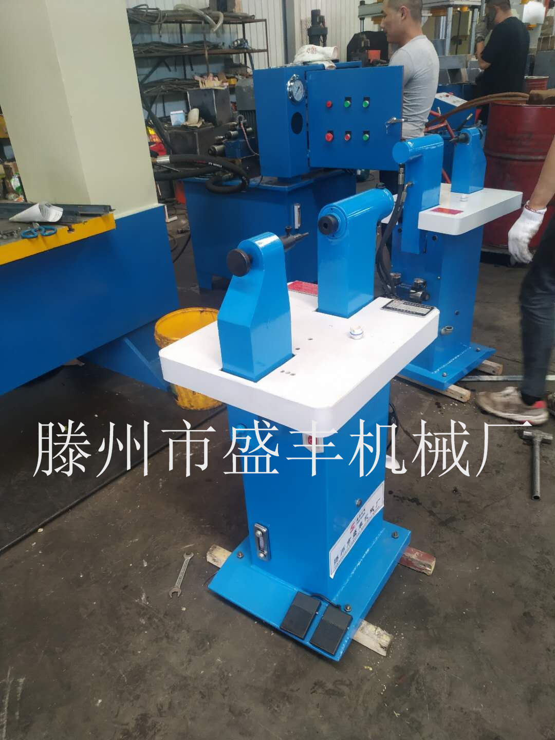 供應(yīng)鉚片機(jī)鉚步機(jī)制動(dòng)蹄鉚接機(jī)剎車(chē)蹄片投鉚機(jī)