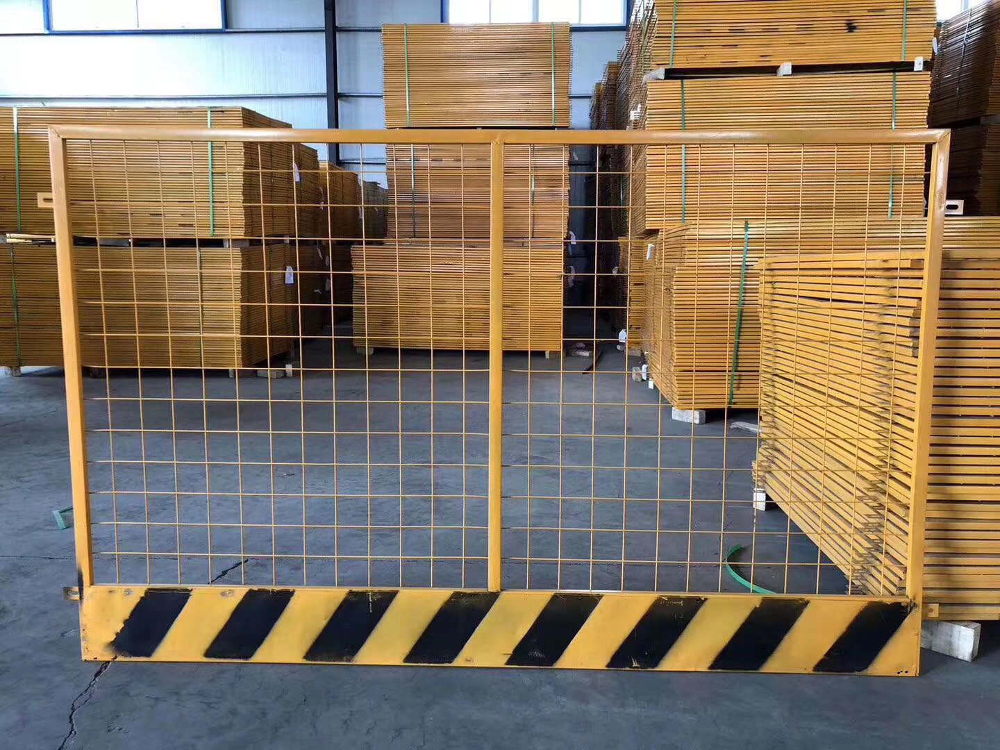 施工電梯防護(hù)門基坑臨邊工地護(hù)欄施工支護(hù)圍擋安平哪里找