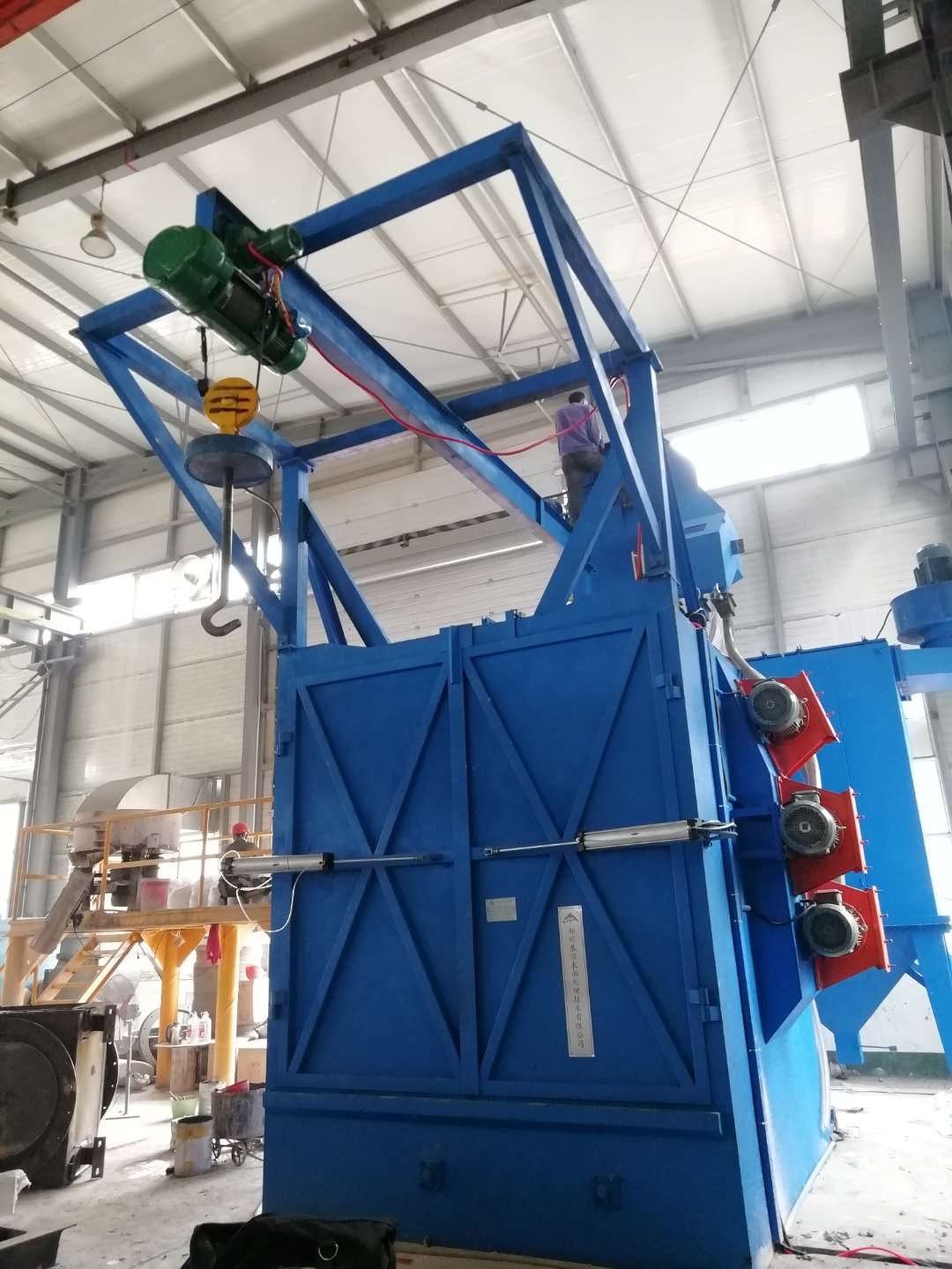 河南拋丸機(jī)廠家直銷吊鉤式拋丸機(jī)詳情電聯(lián)  吊鉤拋丸清砂機(jī)