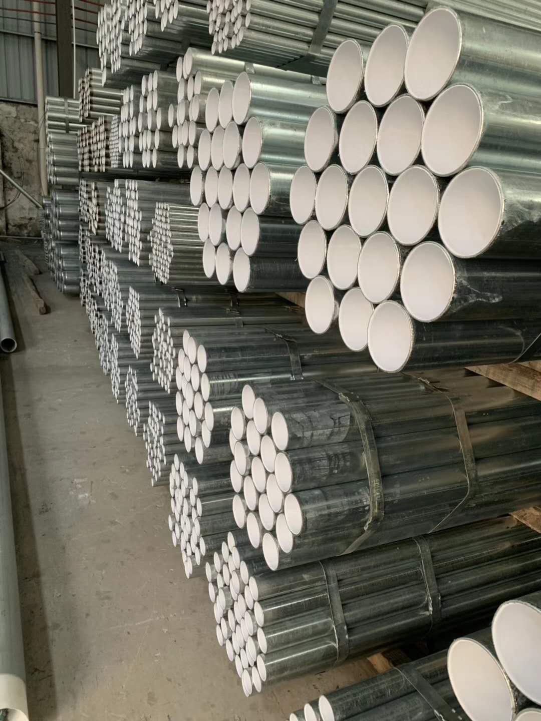 深圳市鋼塑復(fù)合管生產(chǎn)廠商 批發(fā)直銷價(jià)格 含運(yùn)費(fèi)多少錢一噸