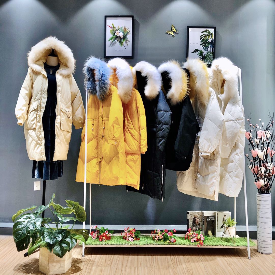 廣州軒韻服飾長期供應(yīng)雪羅拉羽絨服品牌折扣 女裝一手貨源批發(fā)走份