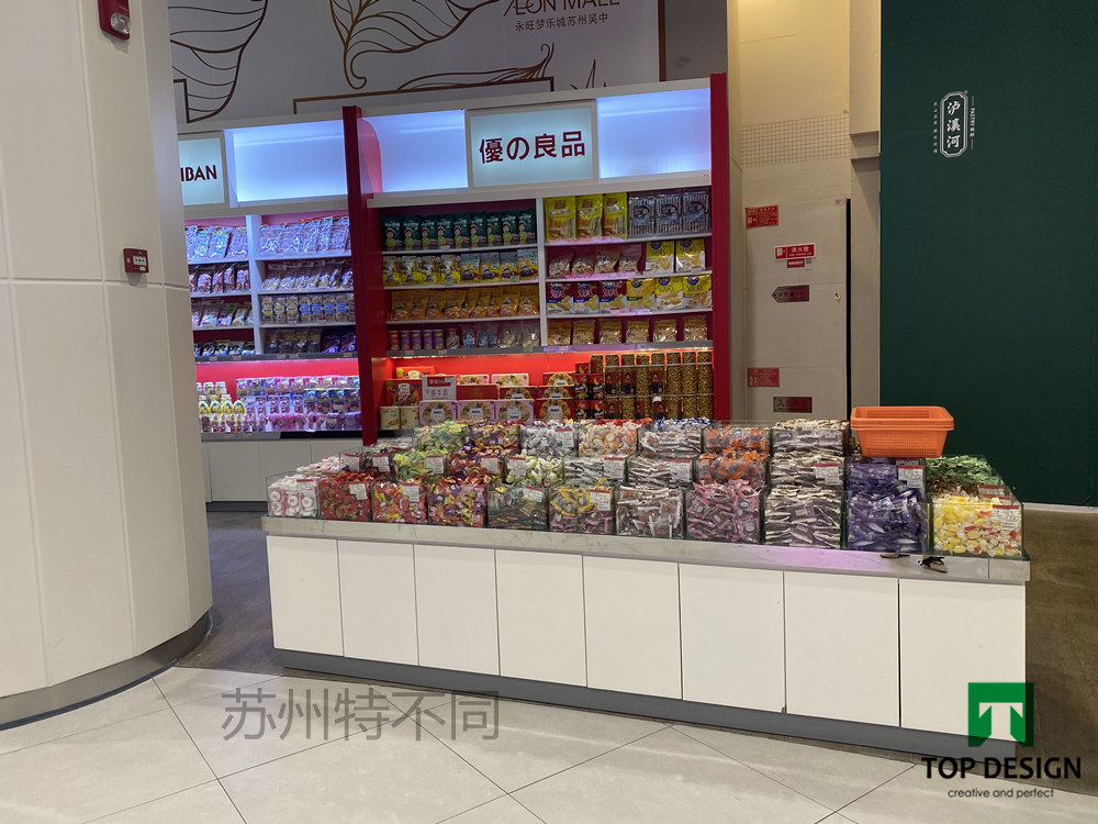 零食店鋪展柜搭建現(xiàn)場(chǎng)-蘇州工廠定制展柜