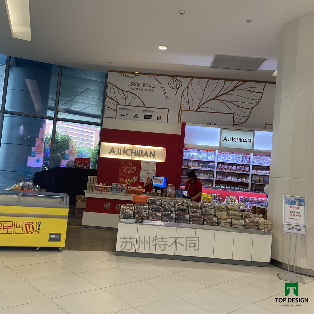 零食店鋪展柜搭建現(xiàn)場(chǎng)-蘇州工廠定制展柜