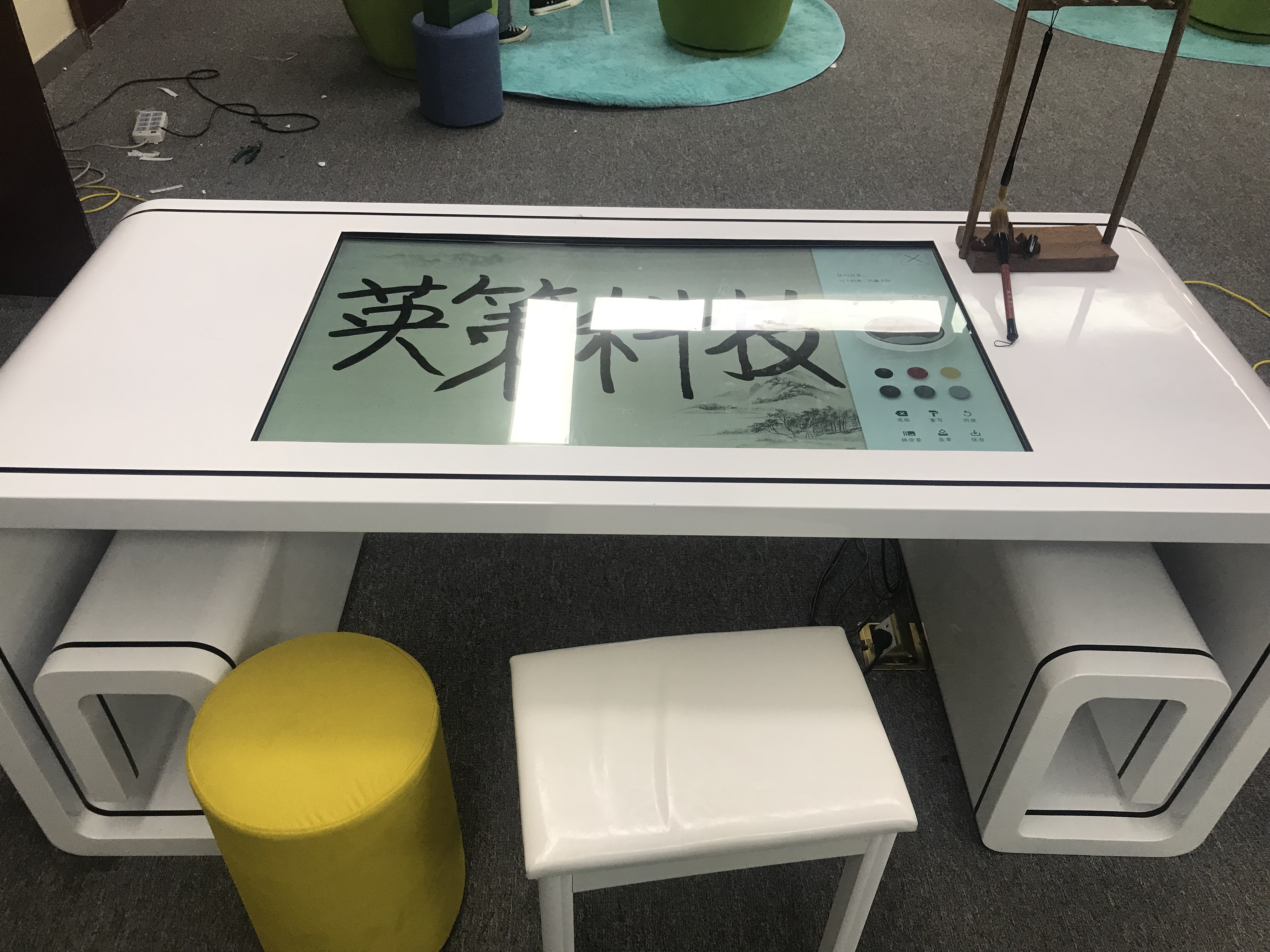 圖書(shū)館書(shū)法體驗(yàn)一體機(jī)，英策臨摹書(shū)法桌廠家直銷(xiāo)，英策圖書(shū)館棋盤(pán)桌*惠