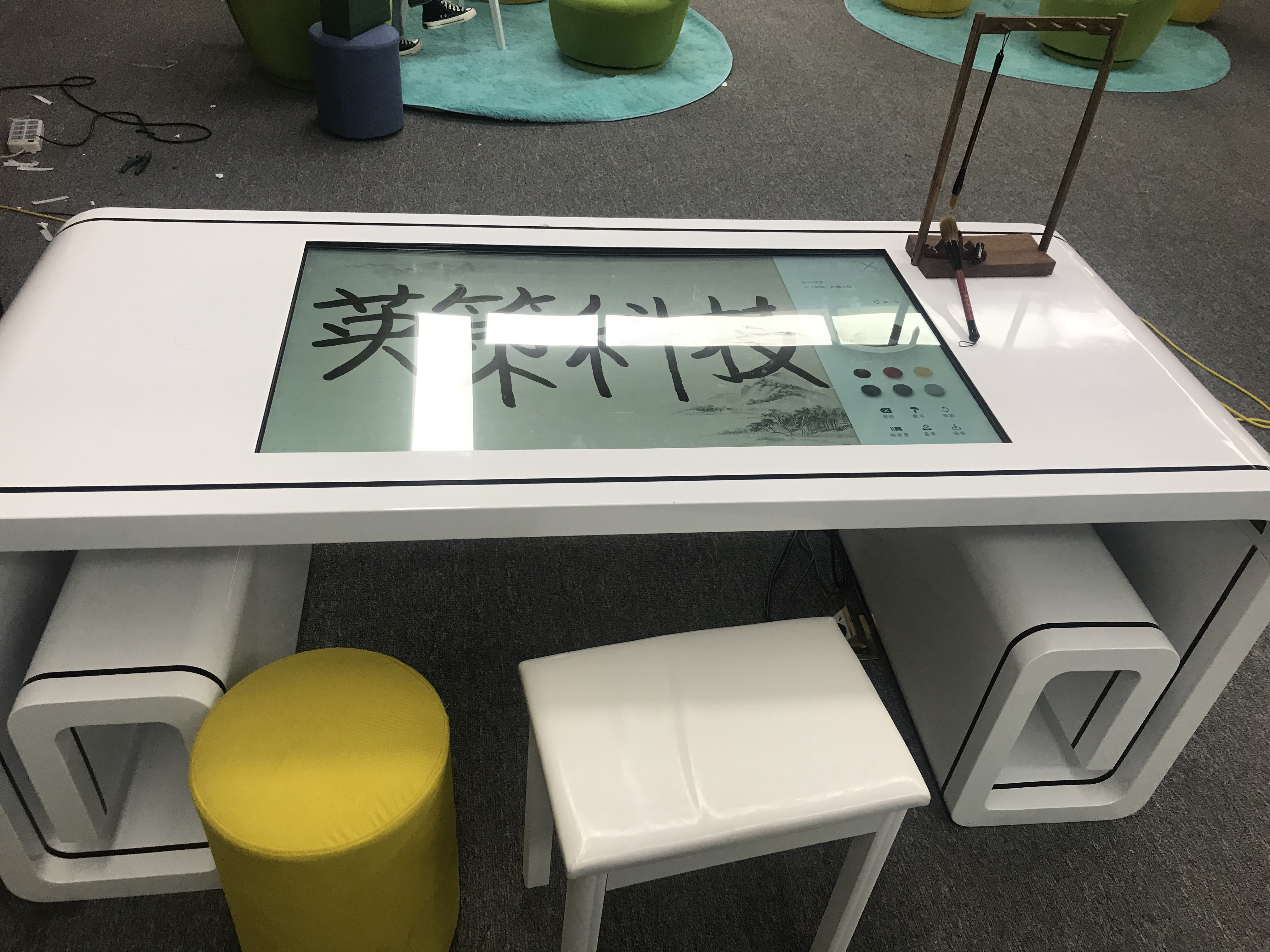 圖書(shū)館書(shū)法體驗(yàn)一體機(jī)，英策臨摹書(shū)法桌廠家直銷(xiāo)，英策圖書(shū)館棋盤(pán)桌*惠
