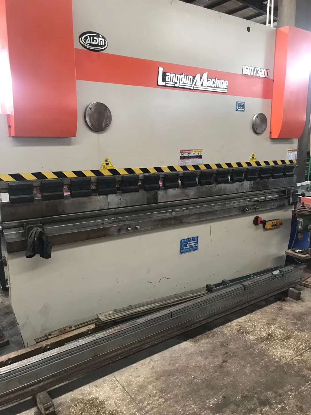 二手折彎?rùn)C(jī)九成新160T/3200朗頓機(jī)床廠家直銷