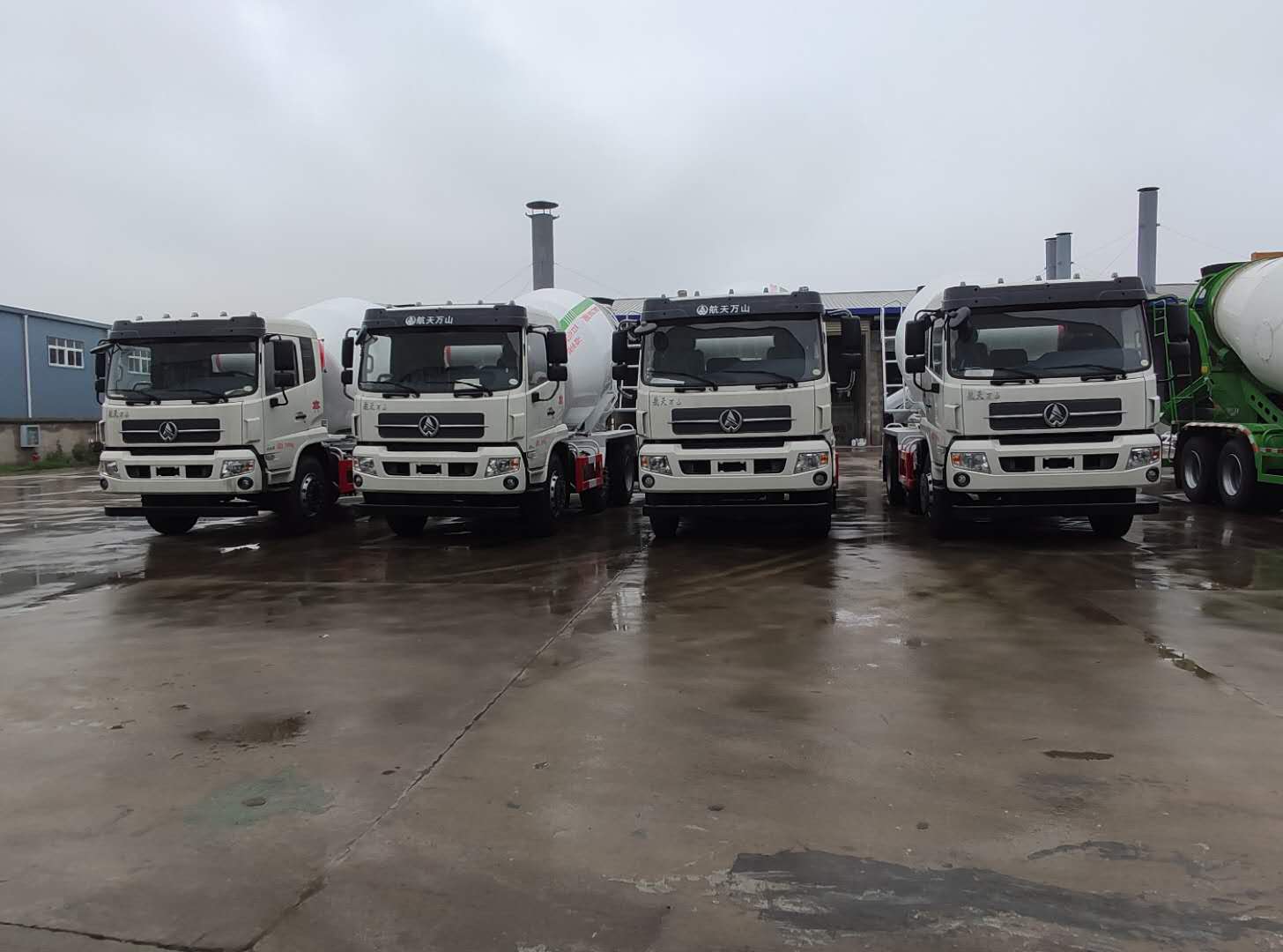 8方6X2萬(wàn)山攪拌車(chē)   東風(fēng)華神6X2攪拌車(chē)   8方水泥攪拌車(chē)有那幾款  6X2輕量化小三軸攪拌車(chē)