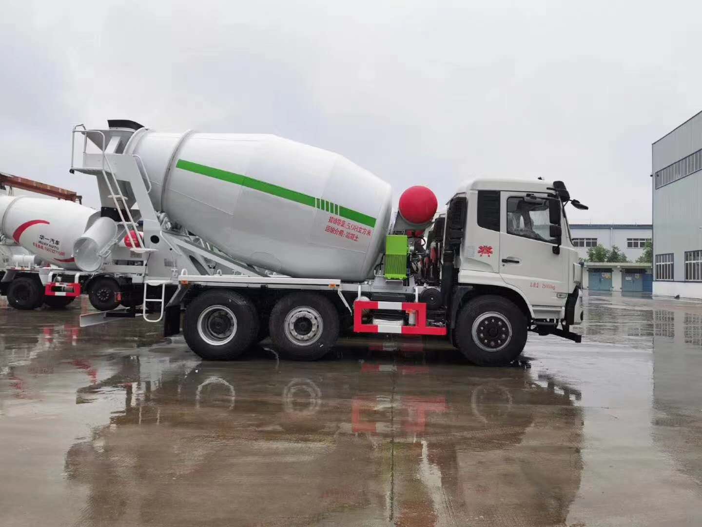 8方6X2萬(wàn)山攪拌車(chē)   東風(fēng)華神6X2攪拌車(chē)   8方水泥攪拌車(chē)有那幾款  6X2輕量化小三軸攪拌車(chē)
