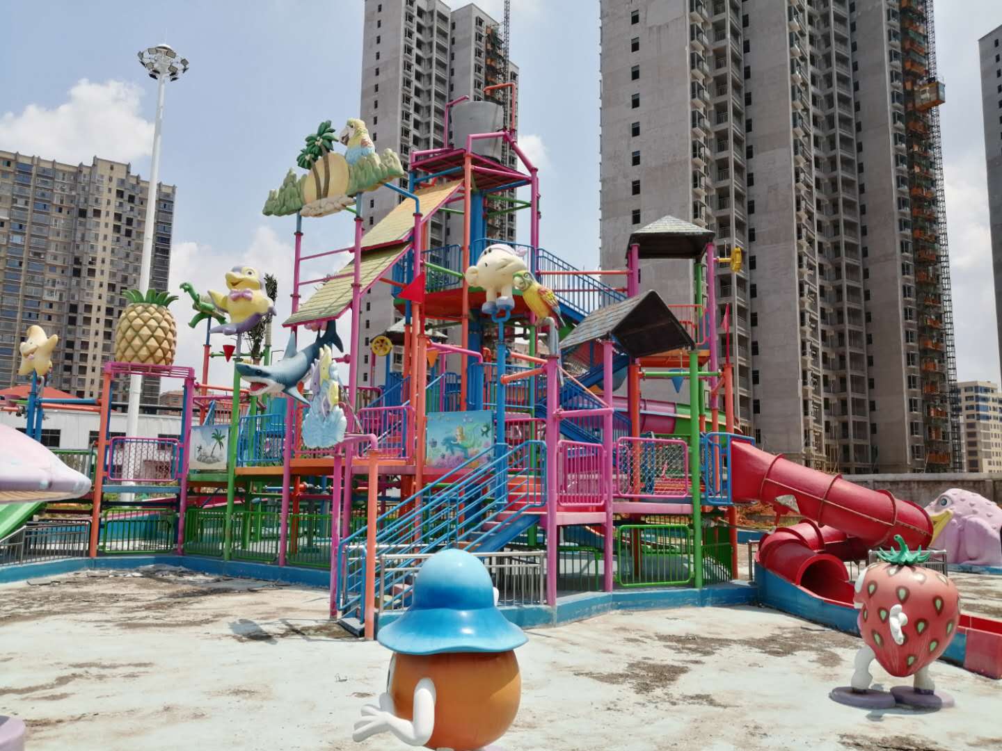 出售廣州騰龍二手水上樂園水寨玻璃鋼滑梯戶外大型游樂場游泳噴水滑梯戲水小品