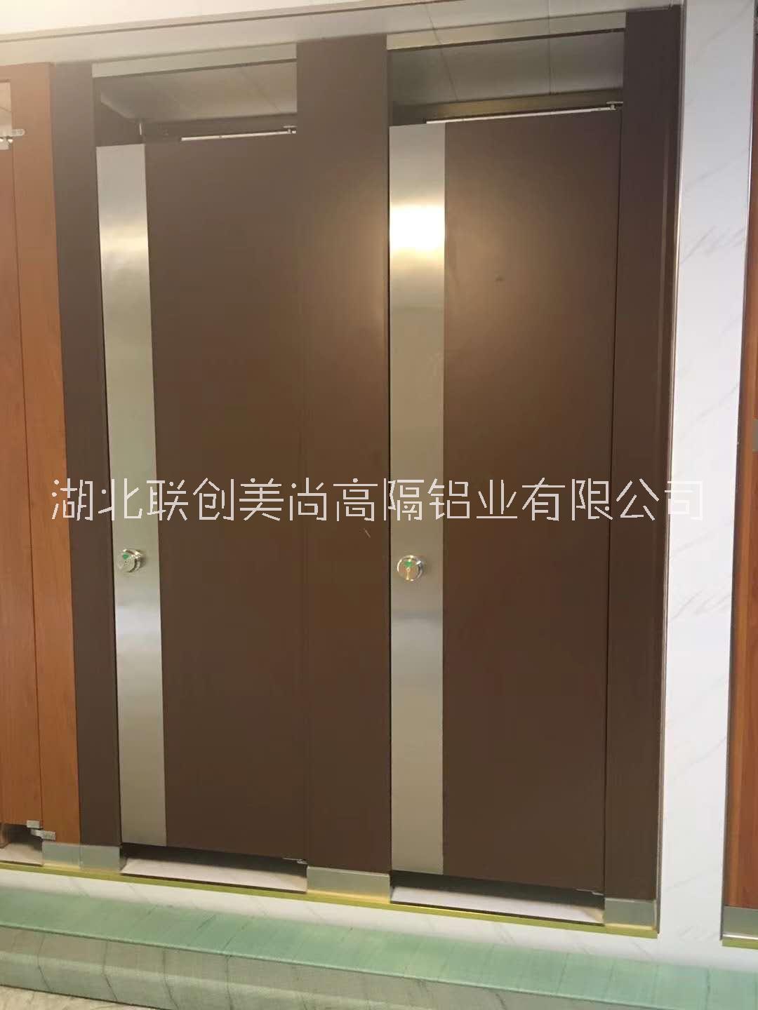 武漢生產(chǎn)衛(wèi)生間半墻隔斷門廠家直銷價格便宜 衛(wèi)生間半墻隔斷門多少錢