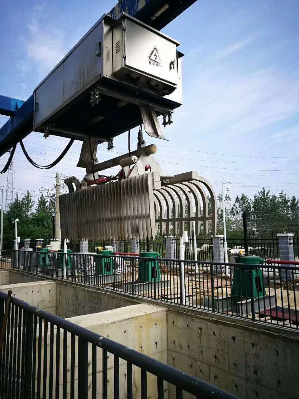 移動(dòng)抓斗式清污機(jī) 全自動(dòng)移動(dòng)抓斗清污機(jī)價(jià)格廠家