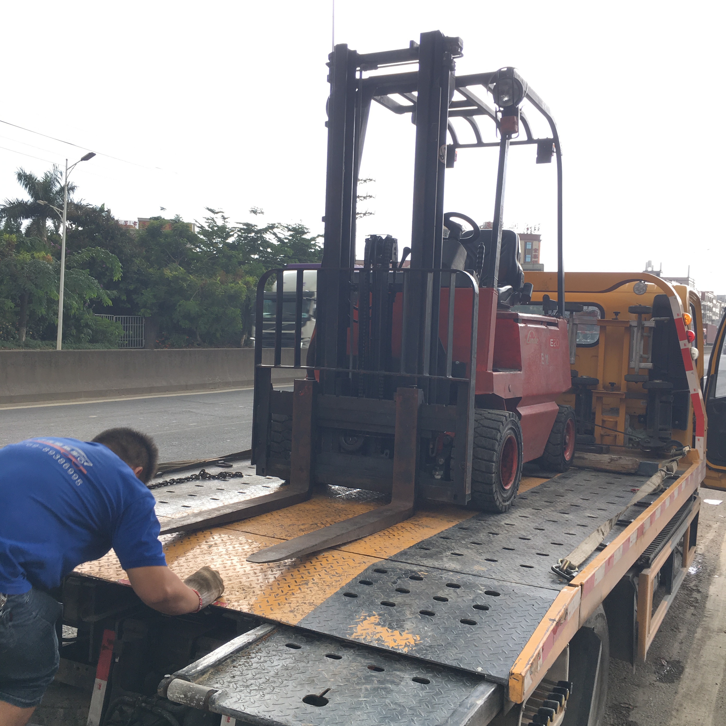 特價(jià)2噸林德叉車平衡重式叉車出租_出售_維修-廣州市增城能行電動(dòng)叉車經(jīng)營(yíng)部