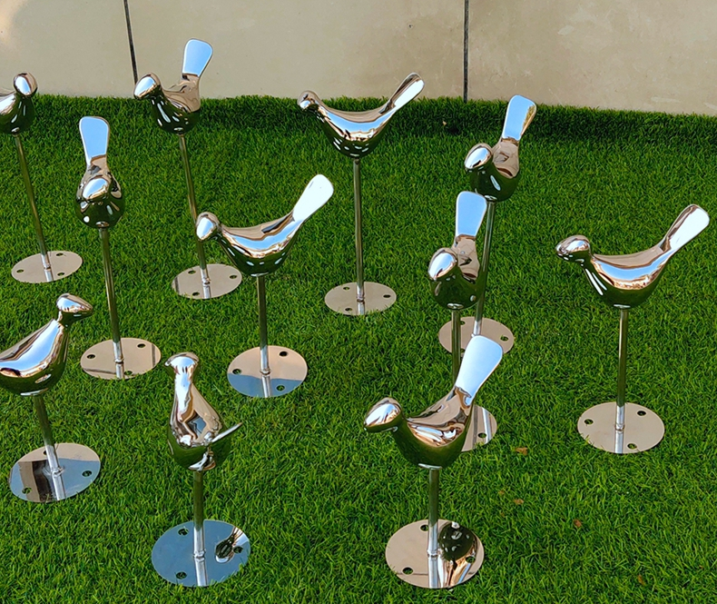 不銹鋼小雞啄米雕塑廠家  園林草坪擺放鴿子動物定制 江西不銹鋼雕塑 小雞啄米雕塑批發(fā) 雕塑報價