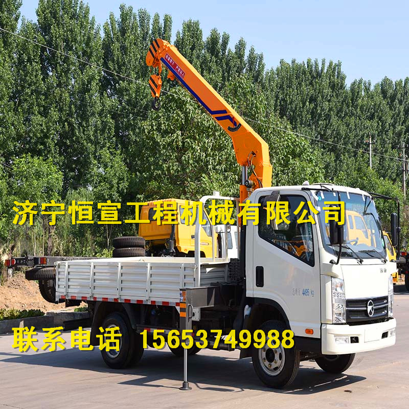 濟寧3.2噸凱馬白色吊運工程隨車吊 液壓汽車底盤隨車吊廠家直銷